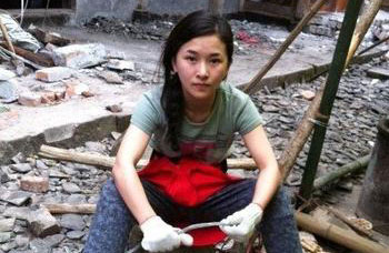 معلمة قطعت ساقيها في زلزال ونتشوان تتطوع في أعمال إغاثة زلزال لوشان