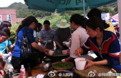 تطوع التجار فى لوشان في طبخ الأطعمة للمتضررين مجانا 