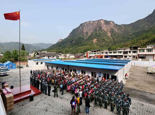 تلاميذ يستأنفون تعليمهم بمدرسة مؤقتة في منطقة منكوبة بزلزال سيتشوان 