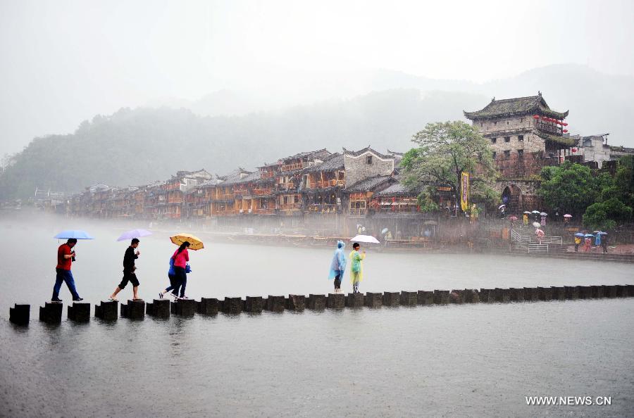 مناظر الأمطار في فنغهوانغ الصينية (3)