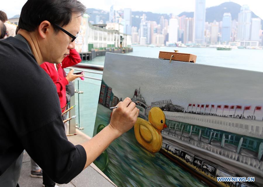 بطة مطاطية عملاقة تصل الى ميناء فيكتوريا في هونغ كونغ (4)