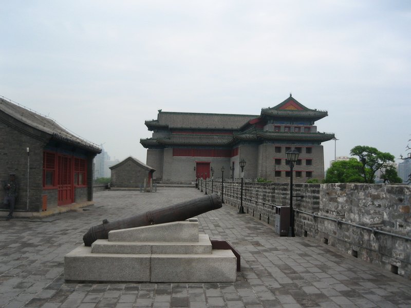 3/ حديقة أطلال سور المدينة لأسرة مينغكان طول أسوار مدينة بكين في عهد أسرة مينغ (عام 1368م – عام 1644م) يبلغ 40 كيلومترا. وشيدت هذه الأسوار أول مرة في عام 1419، وذلك قبل أكثر من 580 عاماً. أما أنقاض السور القائم الآن فطولها الإجمالي يبلغ 1.5 كيلومتر، وهي جزء من سور مدينة بكين الأوسط، والجزء الوحيد المتبقي حالياً، ويعتبر أيضاً معلماً لبكين. وصممت الحديقة بأسلوب بسيط لمجرد إبراز الجمال غير المكتمل لهذه الأطلال.