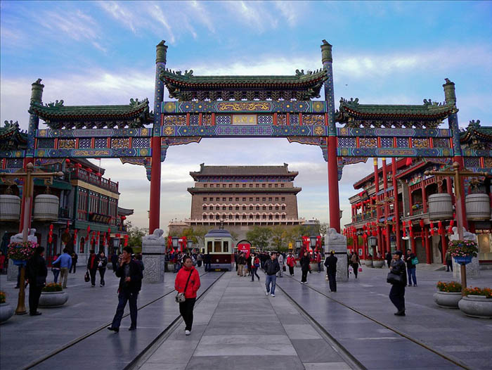 2/ تشيانمن (البوابة الأمامية) وداشيلانيقع داشيلان وهو شارع تجاري شهير في جنوب تشيانمن (البوابة الأمامية في اللغة الصينية) بمدينة بكين. وتقع على جانبي هذا الشارع التجاري الذي يرجع تاريخه إلى عدة قرون ماضية محلات قديمة شهيرة في الصين والعالم، مثل "تونغ رن تانغ" وهي صيدلية للأعشاب الطبية الصينية، و"روي فو شيانغ" للأقمشة والحرير، و"ما جو يوان" وهو متجر لبيع القبعات، و"ني ليان شنغ" لبيع الأحذية، و"تشانغ يي يوان" وهو متجر قديم للشاي.