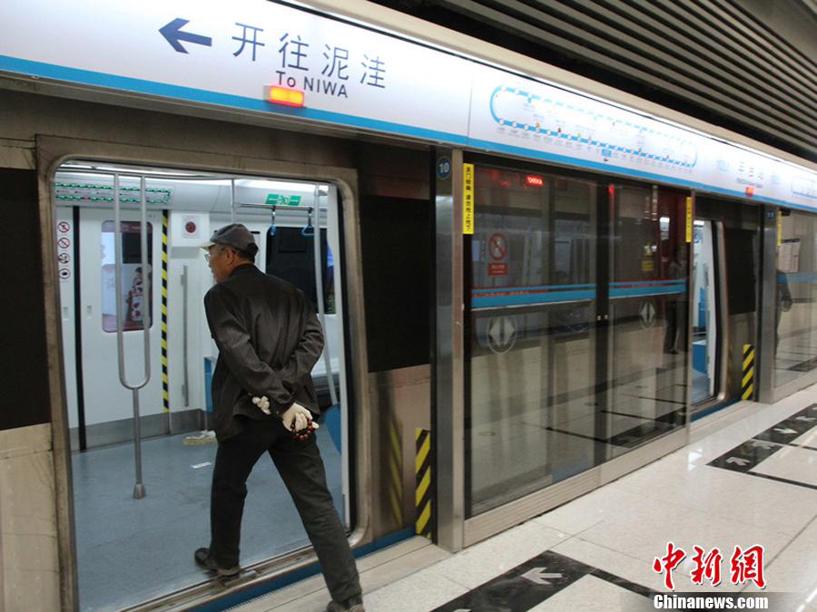 تشغيل "أطول خط مترو انفاق فى العالم "ببكين  