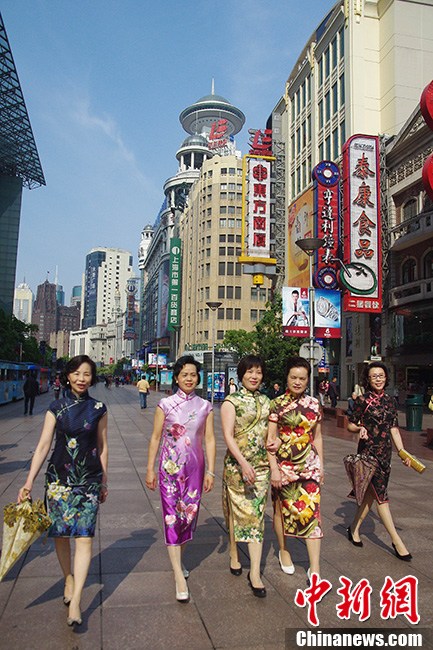 صور:عرض المسنات قاماتهن الرشيقة بارتداء أزياء شيونغسام على شوارع شانغهاي  (5)