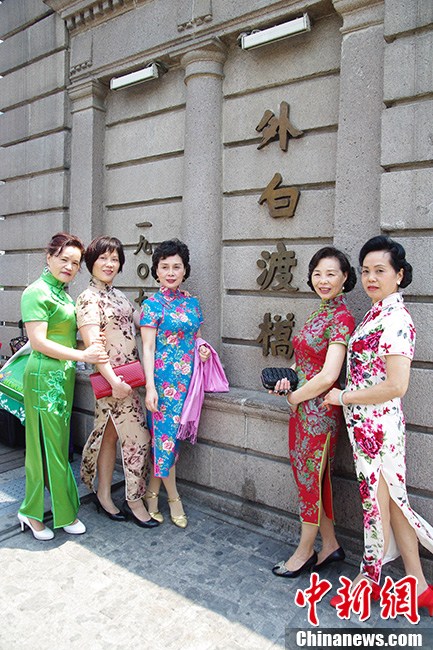 صور:عرض المسنات قاماتهن الرشيقة بارتداء أزياء شيونغسام على شوارع شانغهاي  (4)