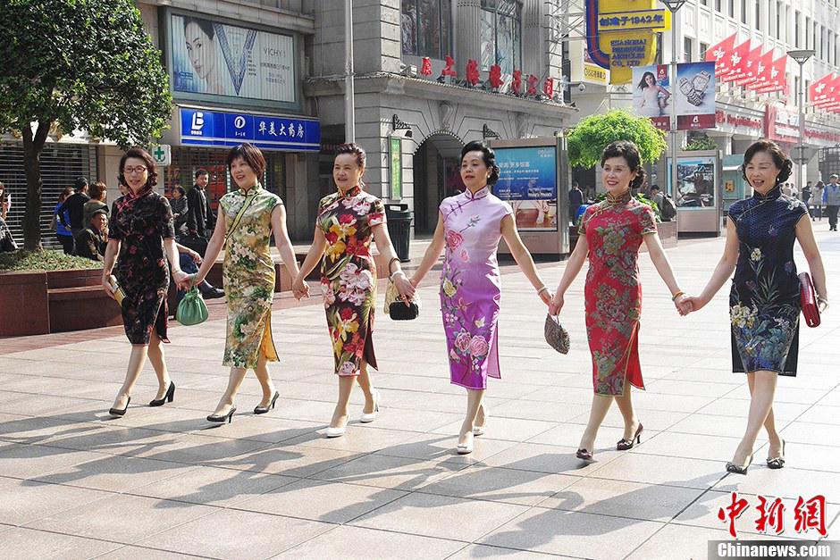 صور:عرض المسنات قاماتهن الرشيقة بارتداء أزياء شيونغسام على شوارع شانغهاي  (3)