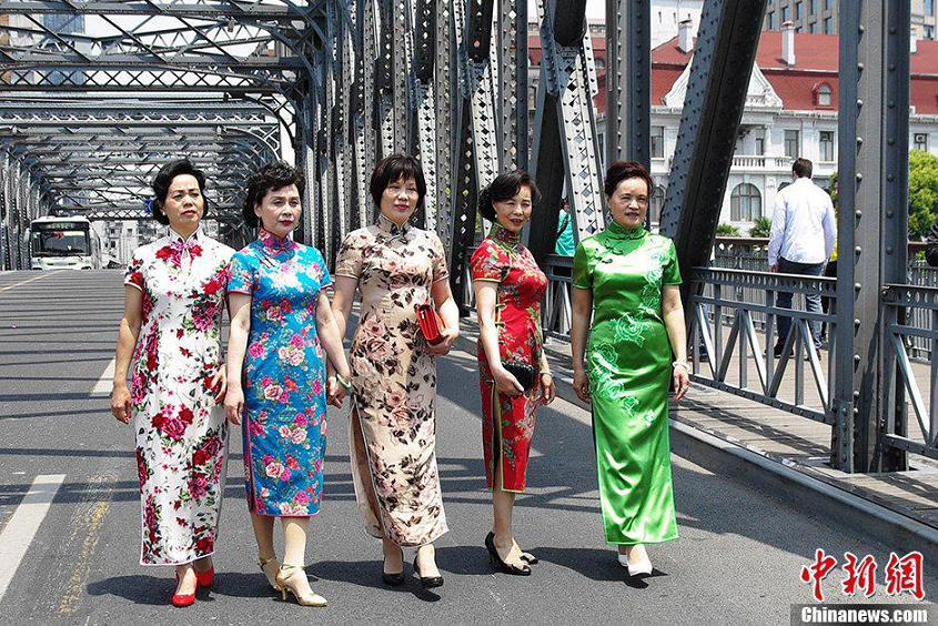 صور:عرض المسنات قاماتهن الرشيقة بارتداء أزياء شيونغسام على شوارع شانغهاي  (2)