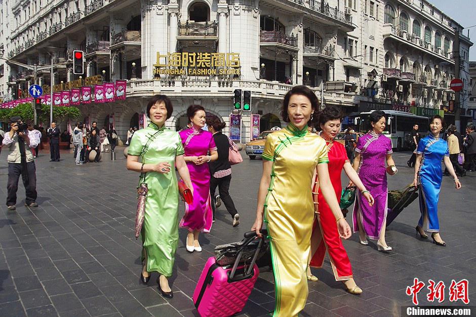 صور:عرض المسنات قاماتهن الرشيقة بارتداء أزياء شيونغسام على شوارع شانغهاي 
