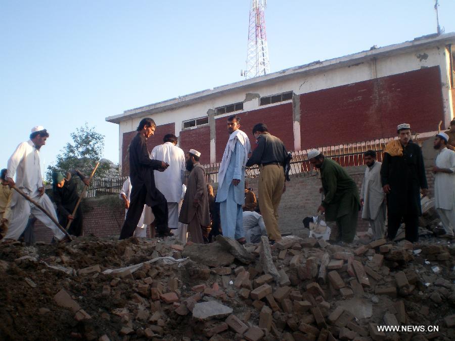 مقتل شخصين وإصابة 27 آخرين جراء تفجير انتحاري بمركز للشرطة شمال غربي باكستان 