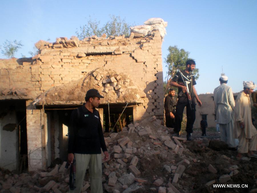 مقتل شخصين وإصابة 27 آخرين جراء تفجير انتحاري بمركز للشرطة شمال غربي باكستان  (2)