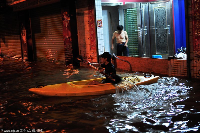 تشوهاى:استعمال قوارب الكاياك للتنقل في الشوارع بعد العاصفة الممطرة 