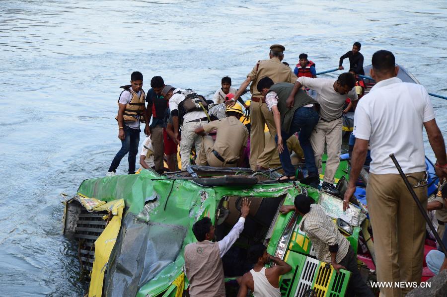 ارتفاع عدد القتلى فى حادث مرور فى شمال الهند الى 40 شخصا  (3)