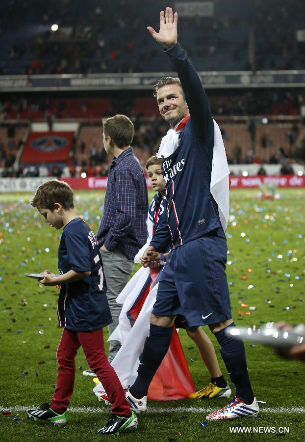 ديفيد بيكهام يحتفل بعد تتويج باريس سان جرمان بلقب الدوري الفرنسي (20)