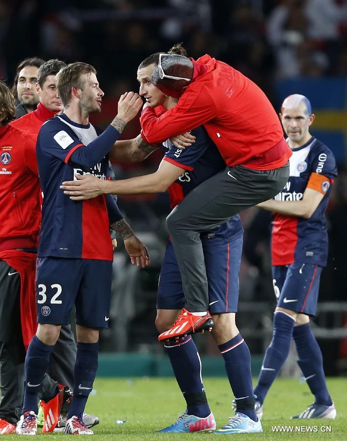 ديفيد بيكهام يحتفل بعد تتويج باريس سان جرمان بلقب الدوري الفرنسي (12)