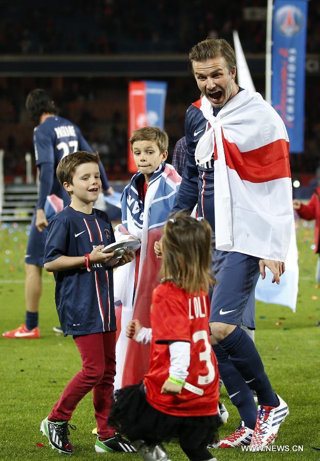 ديفيد بيكهام يحتفل بعد تتويج باريس سان جرمان بلقب الدوري الفرنسي (5)