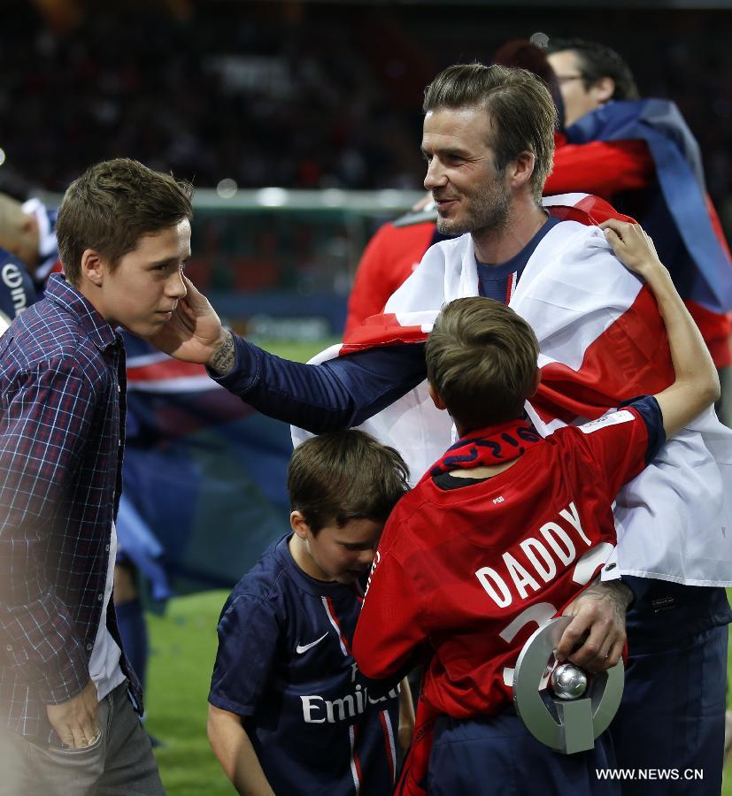 ديفيد بيكهام يحتفل بعد تتويج باريس سان جرمان بلقب الدوري الفرنسي (7)