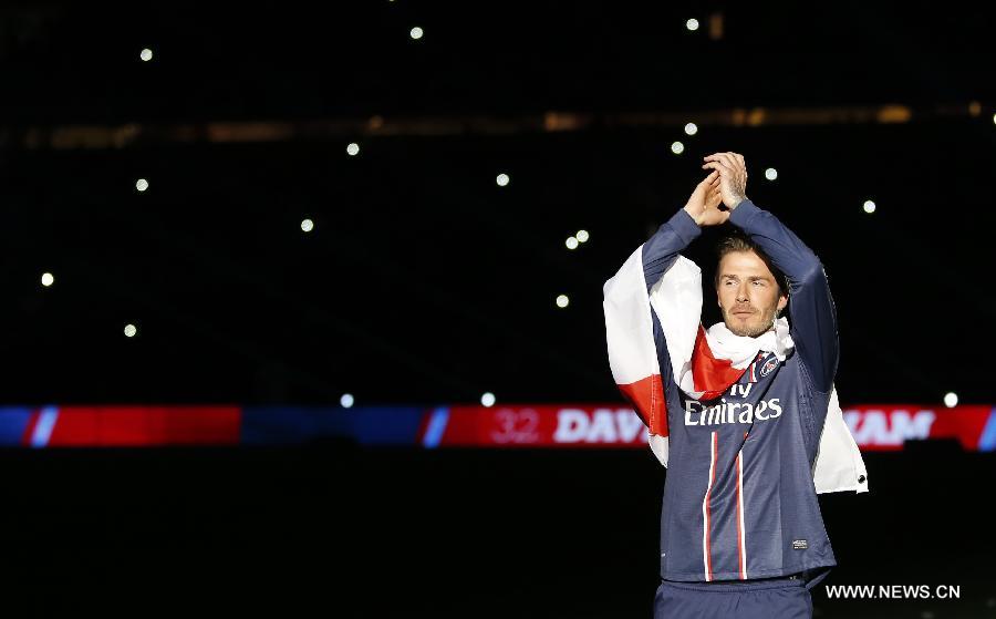 ديفيد بيكهام يحتفل بعد تتويج باريس سان جرمان بلقب الدوري الفرنسي