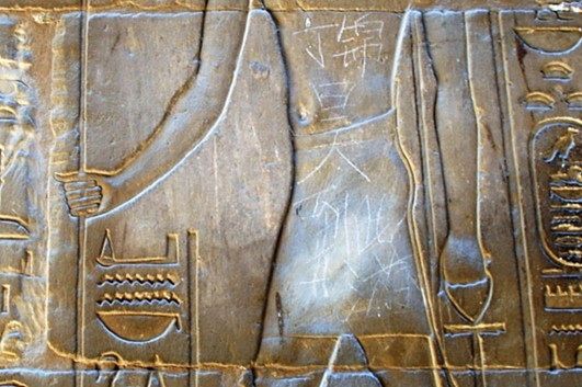 عائلة الشاب الصيني الذي خرب تمثال معبد الأقصر في مصر تقدم اعتذارا