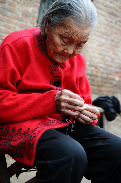 المرأة المعمرة تحتفل بعيد ميلادها ال113 في بلدة يانجو