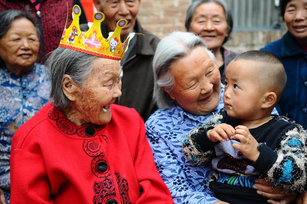 المرأة المعمرة تحتفل بعيد ميلادها ال113 في بلدة يانجو
