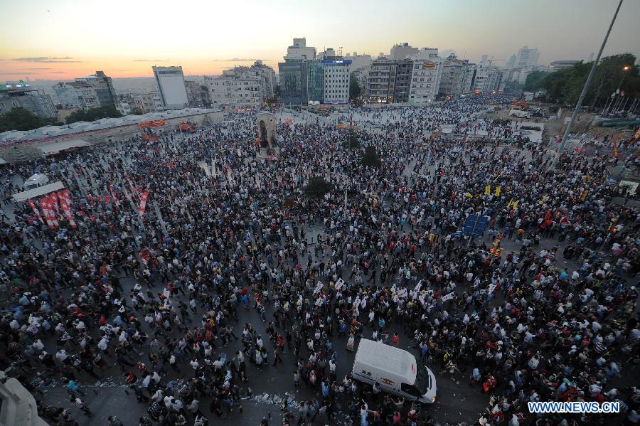 تقرير إخباري: تنظيم مظاهرات مناهضة للحكومة في شتى أنحاء تركيا  واعتقال 939 شخصا (4)