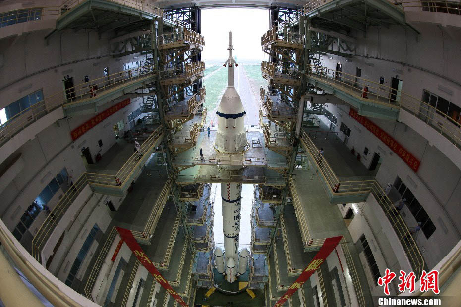 مجموعة صور: نقل سفينة الفضاء شنتشو-10 إلى منصة الإطلاق بسلامة  (2)