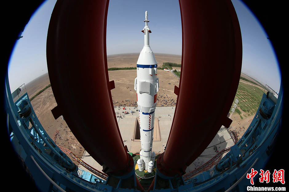 مجموعة صور: نقل سفينة الفضاء شنتشو-10 إلى منصة الإطلاق بسلامة  (14)