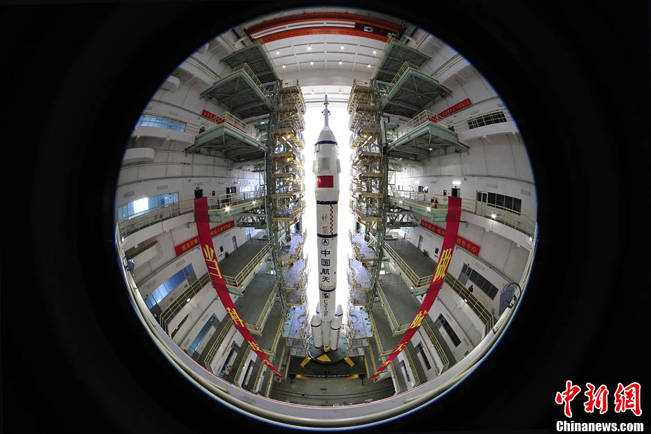 مجموعة صور: نقل سفينة الفضاء شنتشو-10 إلى منصة الإطلاق بسلامة  (13)