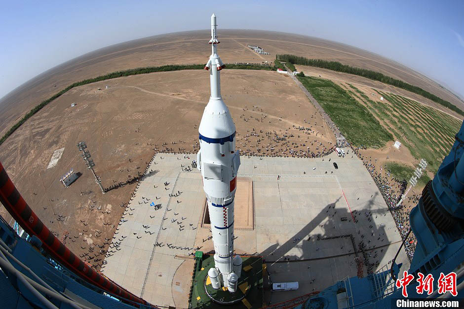 مجموعة صور: نقل سفينة الفضاء شنتشو-10 إلى منصة الإطلاق بسلامة  (10)