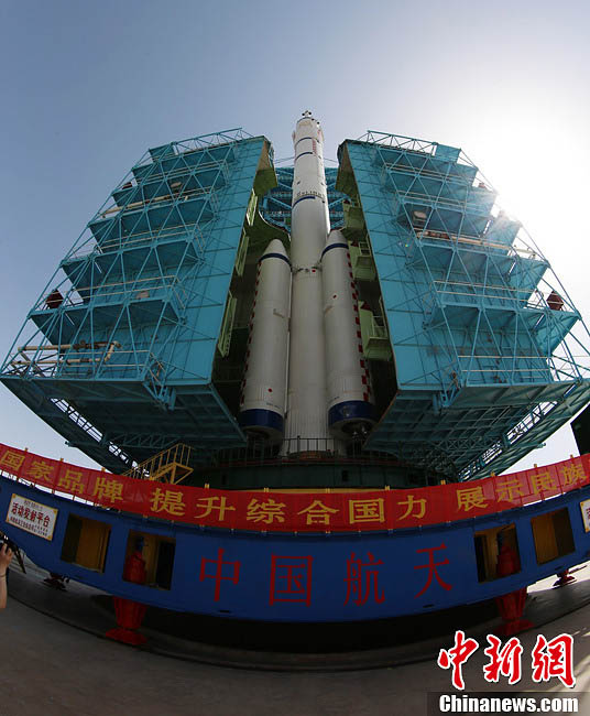 مجموعة صور: نقل سفينة الفضاء شنتشو-10 إلى منصة الإطلاق بسلامة  (8)