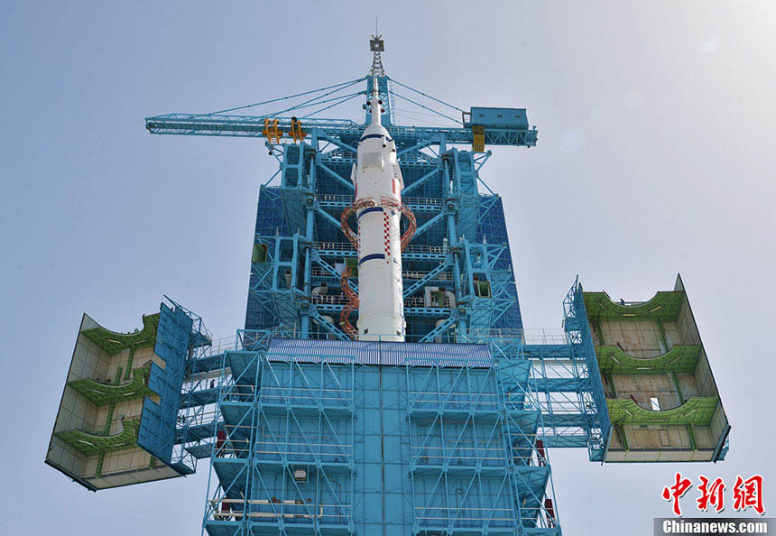 مجموعة صور: نقل سفينة الفضاء شنتشو-10 إلى منصة الإطلاق بسلامة  (6)