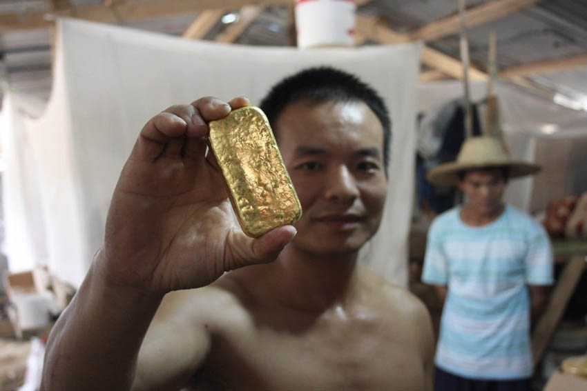 يحمل عامل قطعة من الذهب تبلغ وزنها 700 غرام في كوماسي بغانا في يوم 1 نوفمبر عام 2012، مما يعادل الكمية الإنتاجية لمنجم الذهب خلال يوم واحد.  