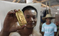 عمال صينيون ينقبون عن الذهب في غانا 