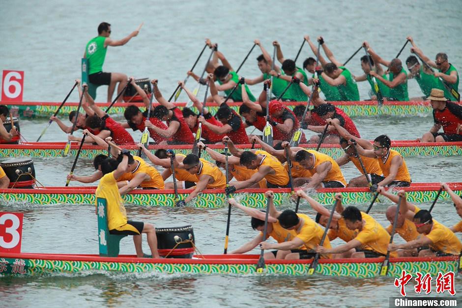 فى الصورة الملتقطة صباح يوم  8 يونيو الحالي،أقيمت "مسابقة ماكاو الدولية لقوارب التنين لعام 2013" فى بحيرة نان وان بمشاركة 135 فريق من إندونيسيا، والفلبين، وسنغافورة، والولايات المتحدة والصين.