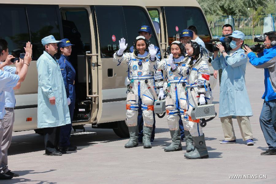 رواد الفضاء يركبون على متن المركبة الفضائية شنتشو-10 (5)