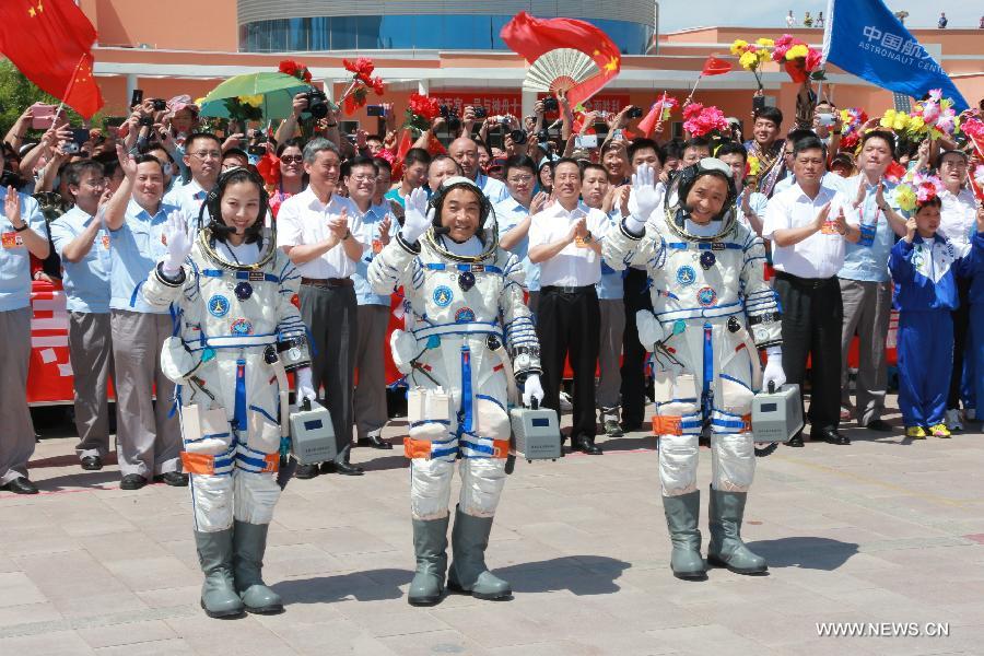 رواد الفضاء يركبون على متن المركبة الفضائية شنتشو-10 (10)