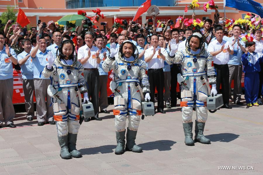 رواد الفضاء يركبون على متن المركبة الفضائية شنتشو-10 (9)