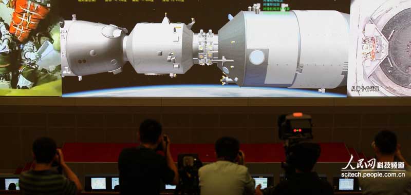 المركبة الفضائية شنتشو-10 تنجح في الالتحام الآلي مع مختبر الفضاء تيانقونغ-1 (6)