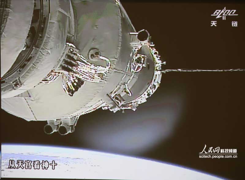 المركبة الفضائية شنتشو-10 تنجح في الالتحام الآلي مع مختبر الفضاء تيانقونغ-1 (4)