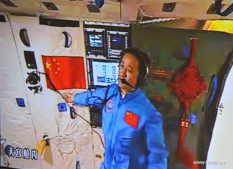 رواد الفضاء فى المركبة شنتشو-10 الصينية يدخلون إلى المختبر الفضائي المداري تيانقونغ-1 (4)