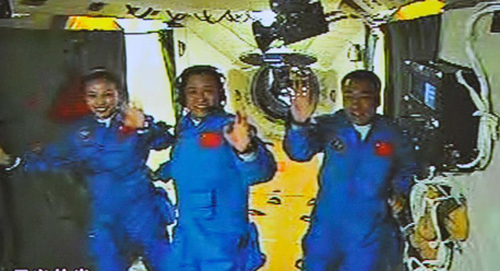 رواد الفضاء فى المركبة شنتشو-10 الصينية يدخلون إلى المختبر الفضائي المداري تيانقونغ-1