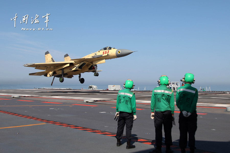 الصين تواصل تدريباتها الجوية على متن حاملة طائرات  (6)