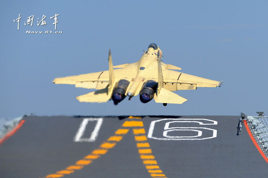 الصين تواصل تدريباتها الجوية على متن حاملة طائرات  (2)