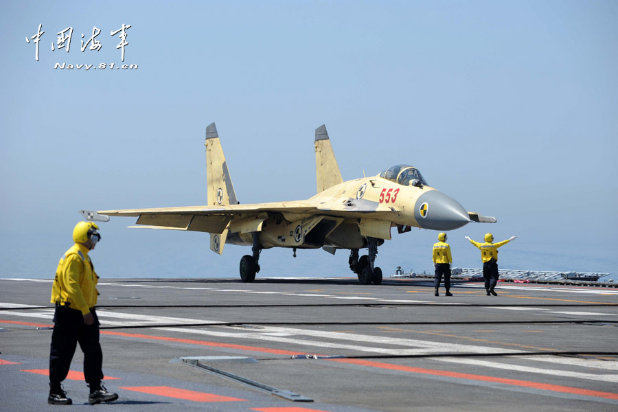 الصين تواصل تدريباتها الجوية على متن حاملة طائرات 