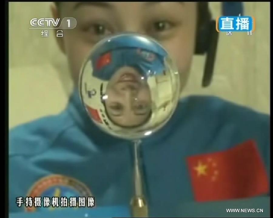 رائدة فضاء صينية تبدأ أول محاضرة من الفضاء
