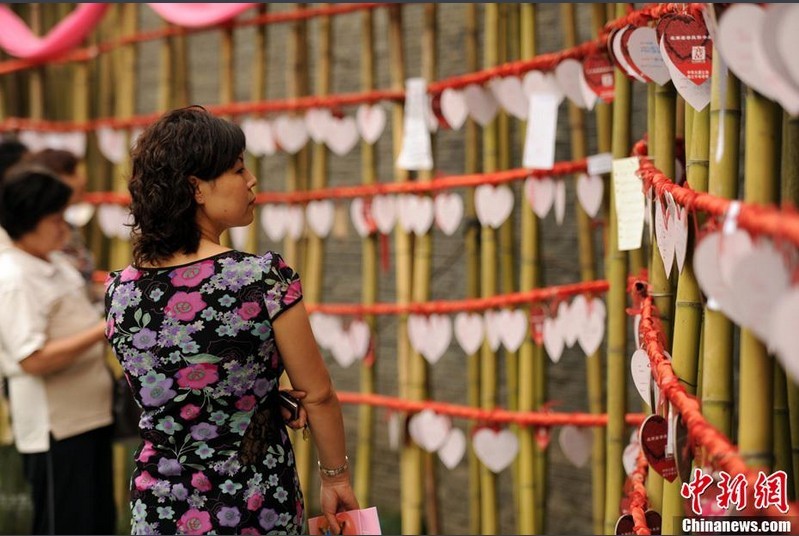 مقابلة التعارف للزواج في الصين: الأولياء يقيمون أكشاك ل"بيع" أولادهم (13)