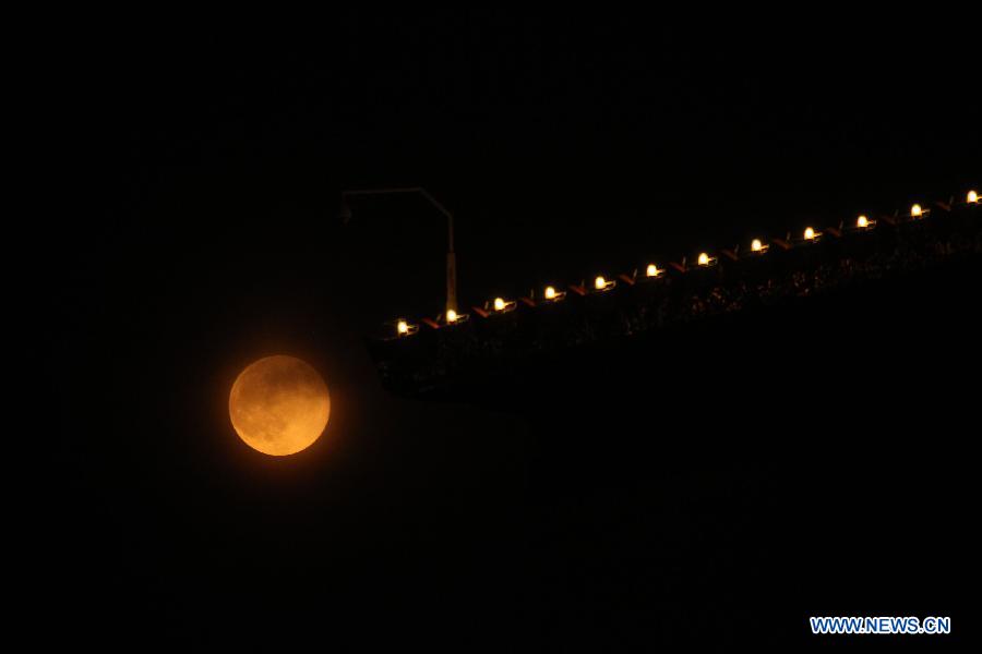 "سوبر قمر" يظهر في أنحاء الصين