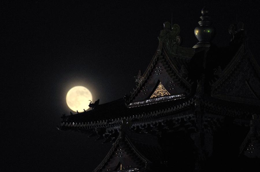 "سوبر قمر" يظهر في أنحاء الصين (6)