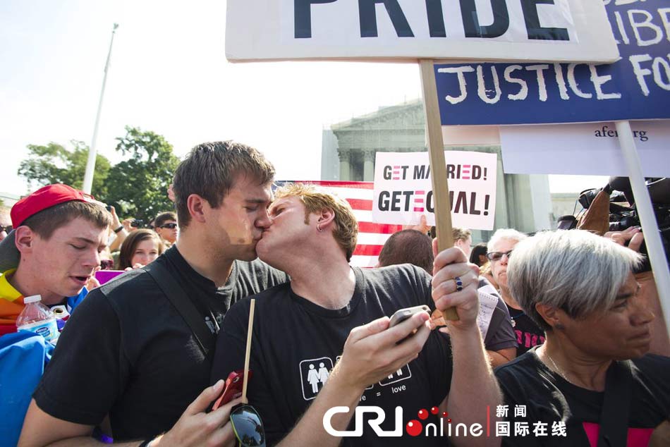المحكمة العليا الأمريكية تبطل قانونا متحيزا ضد الأزواج المثليين